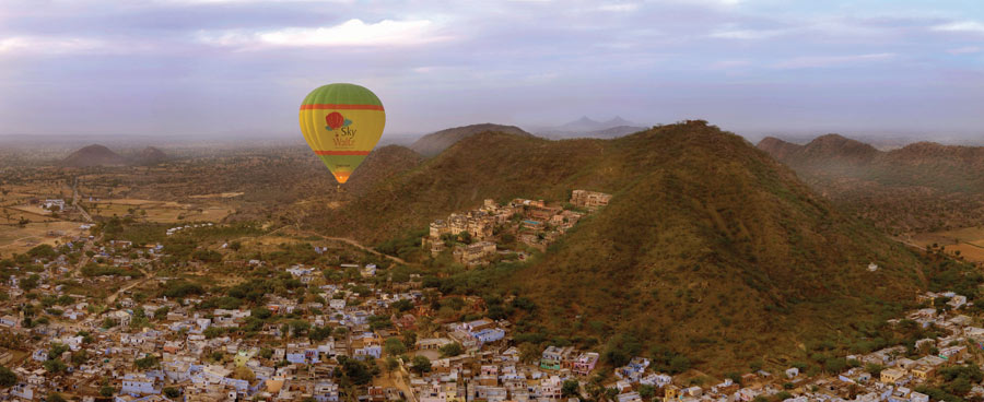 Aman yadav, CC BY-SA 3.0 <https://creativecommons.org/licenses/by-sa/3.0>, via Wikimedia Commons - Hot Air Balloon