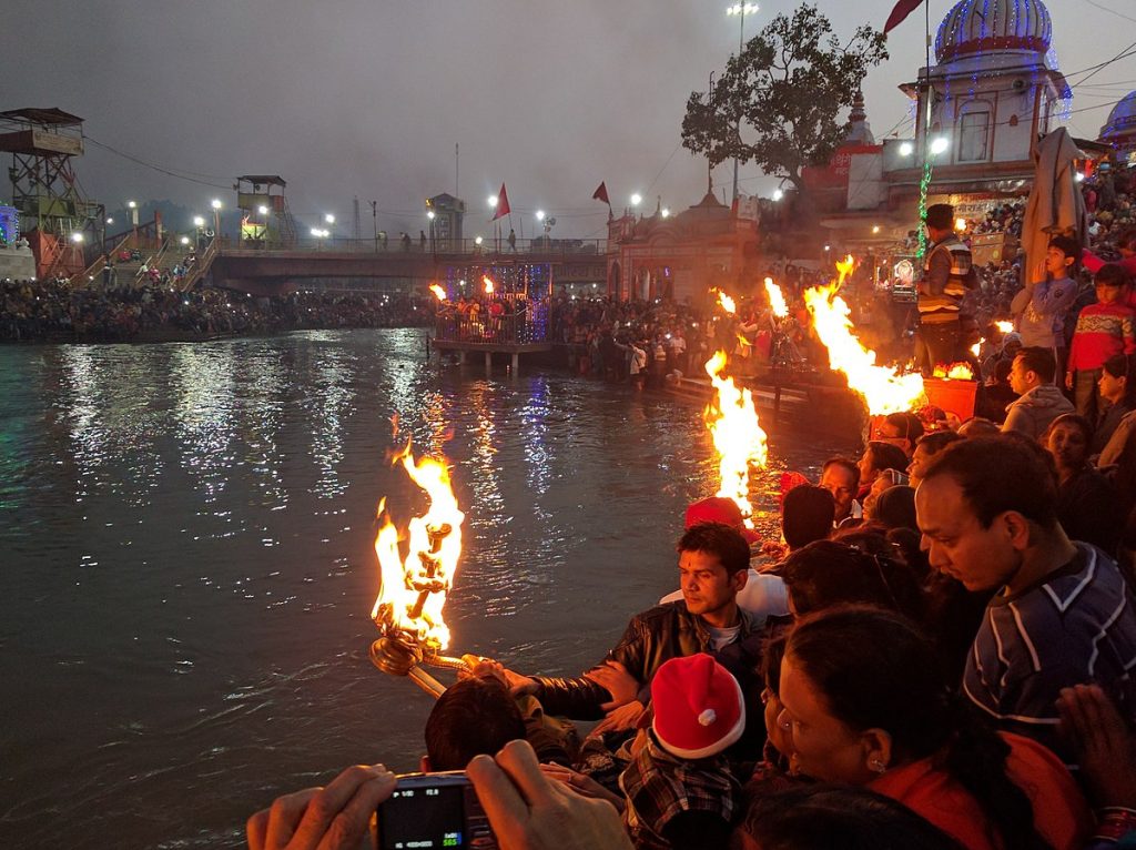 Ramesh Lalwani, CC BY 2.0 <https://creativecommons.org/licenses/by/2.0>, via Wikimedia Commons - Ganga Aarti in India